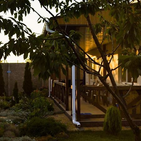 Три Кошки Hotel Chornomorsk Ngoại thất bức ảnh