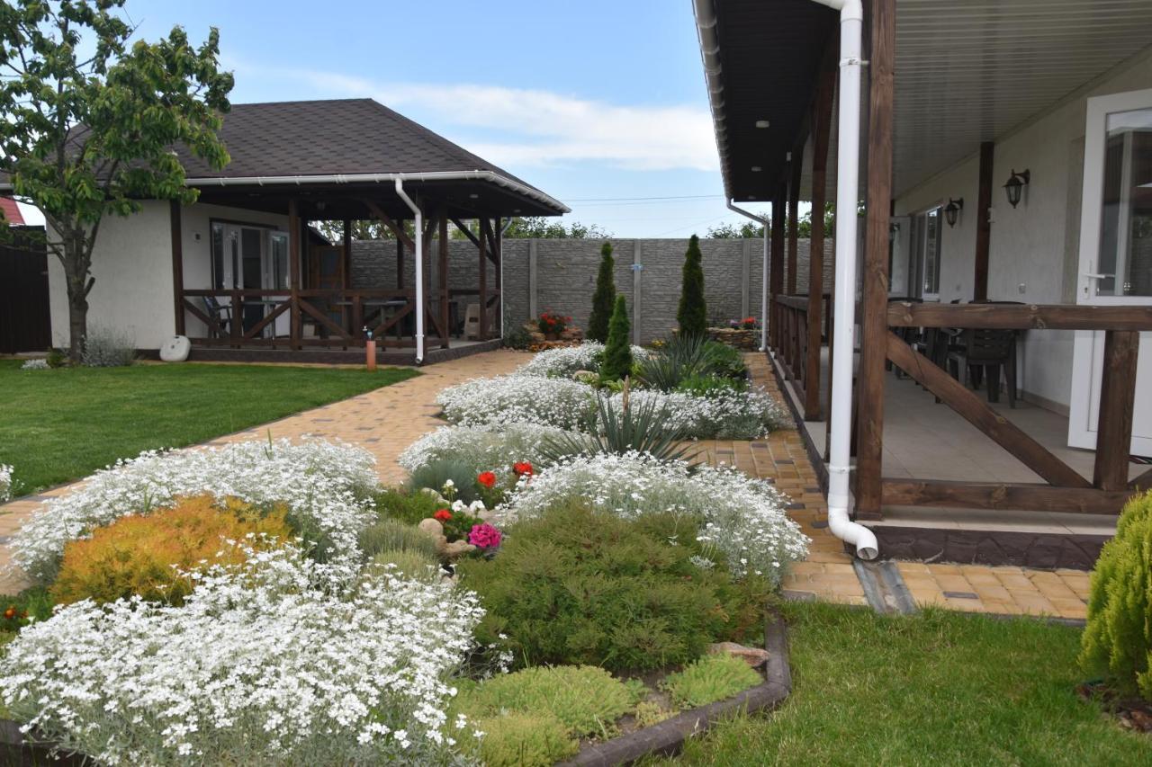 Три Кошки Hotel Chornomorsk Ngoại thất bức ảnh